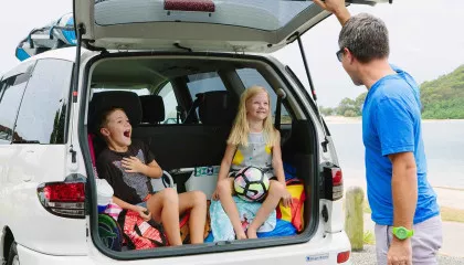 kids in the bck dad opens boot door 8 seater